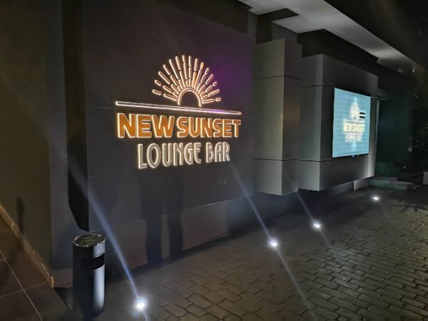 Nouveau Bar Lounge au Coucher du Soleil à Libreville