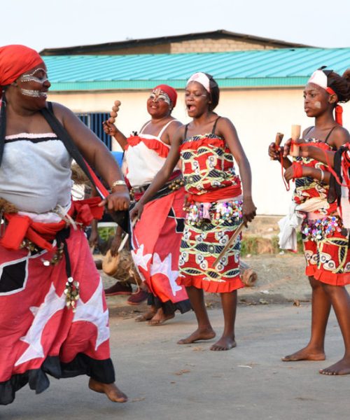*** Local Caption *** Les groupes socio-culturels de la  province de l'Ogooue Maritime G8   lors de leur prestation  Gabon  9 provinces  organis  l'occasion de la clbration  de la fte de l'Indpendance